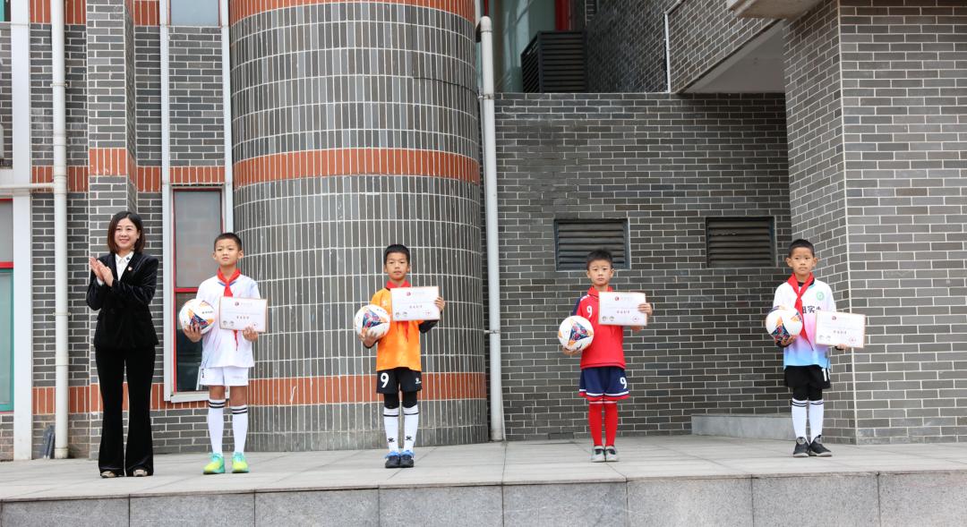 华阳实验小学|绿茵点亮少年梦，足球转动新未来