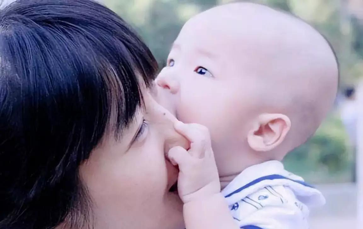 宝宝爱咬人怎么办,幼儿园咬人案例怎么跟家长沟通