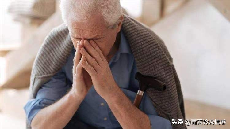 男子回家当全职儿子每月领5500元,男子月领5500当全职儿子算啃老吗