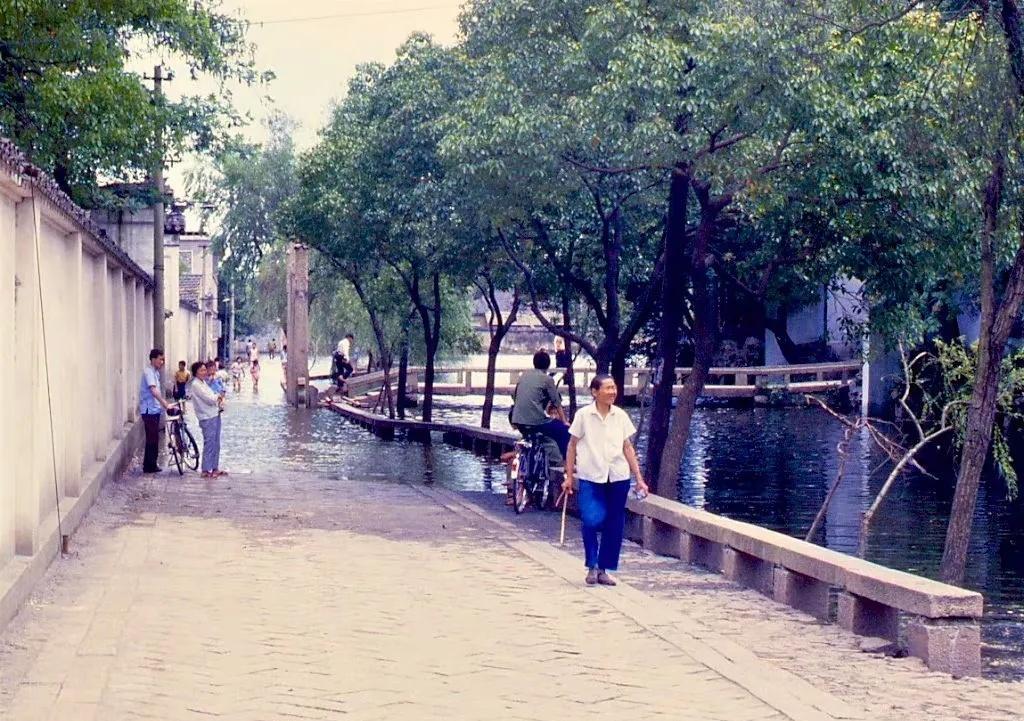 高清老照片：旗人格格大腿岔开豪放洗衣，地主三妻四妾不输女明星