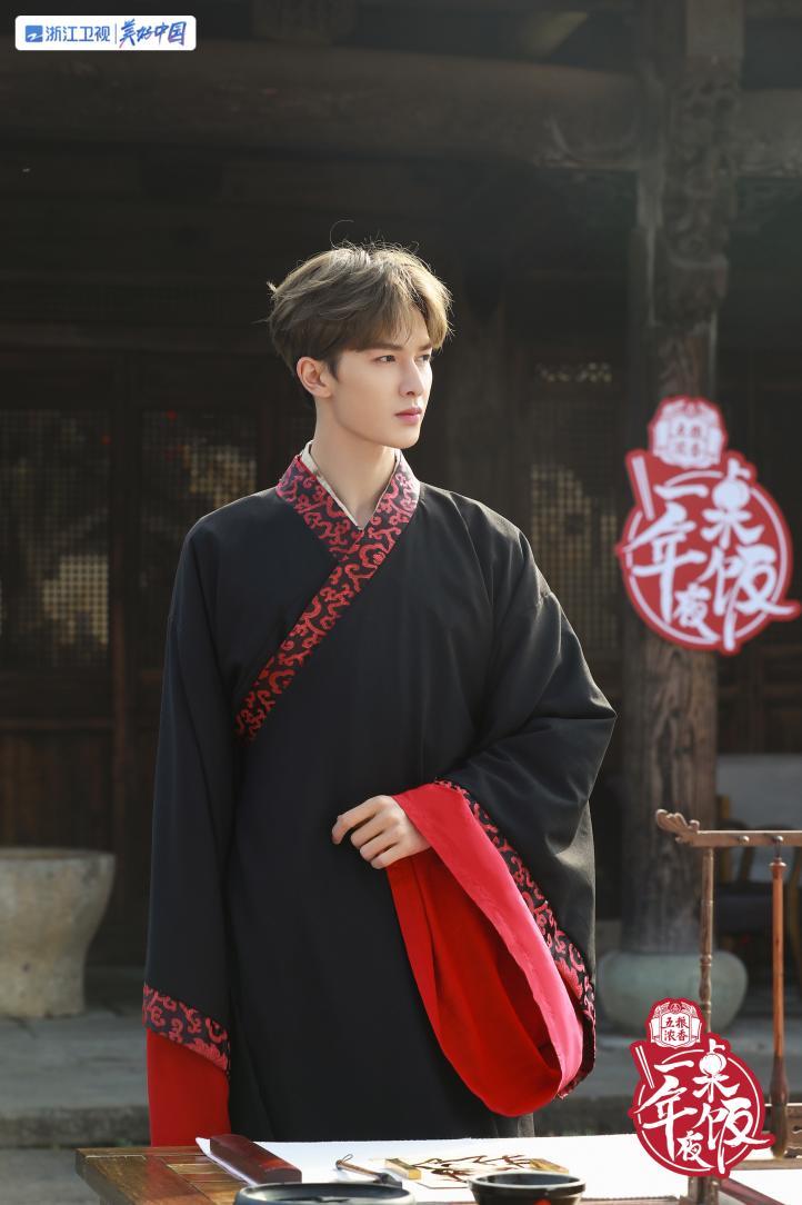 一桌年夜饭聚焦平安守护者,坚守岗位一人一道菜拼出团圆饭