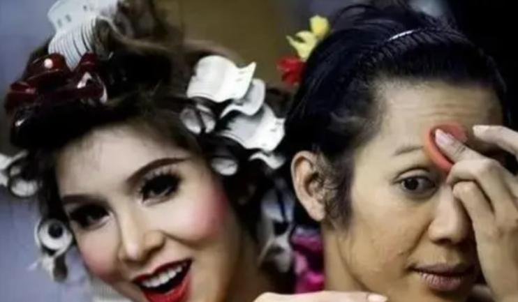 看起来光鲜亮丽的泰国人妖有多惨？三十岁就变老，很难活过四十岁