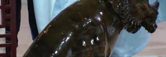 男子捡到一个黄金狮子找专家鉴宝,鉴宝大妈拿一幅武松打虎图来鉴宝