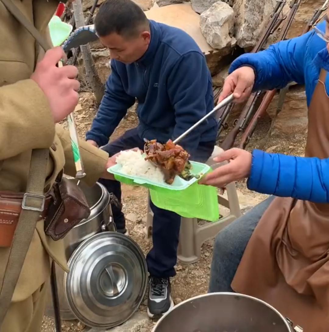 大学生进剧组当群演引热议,大学生进剧组当群演演技炸裂