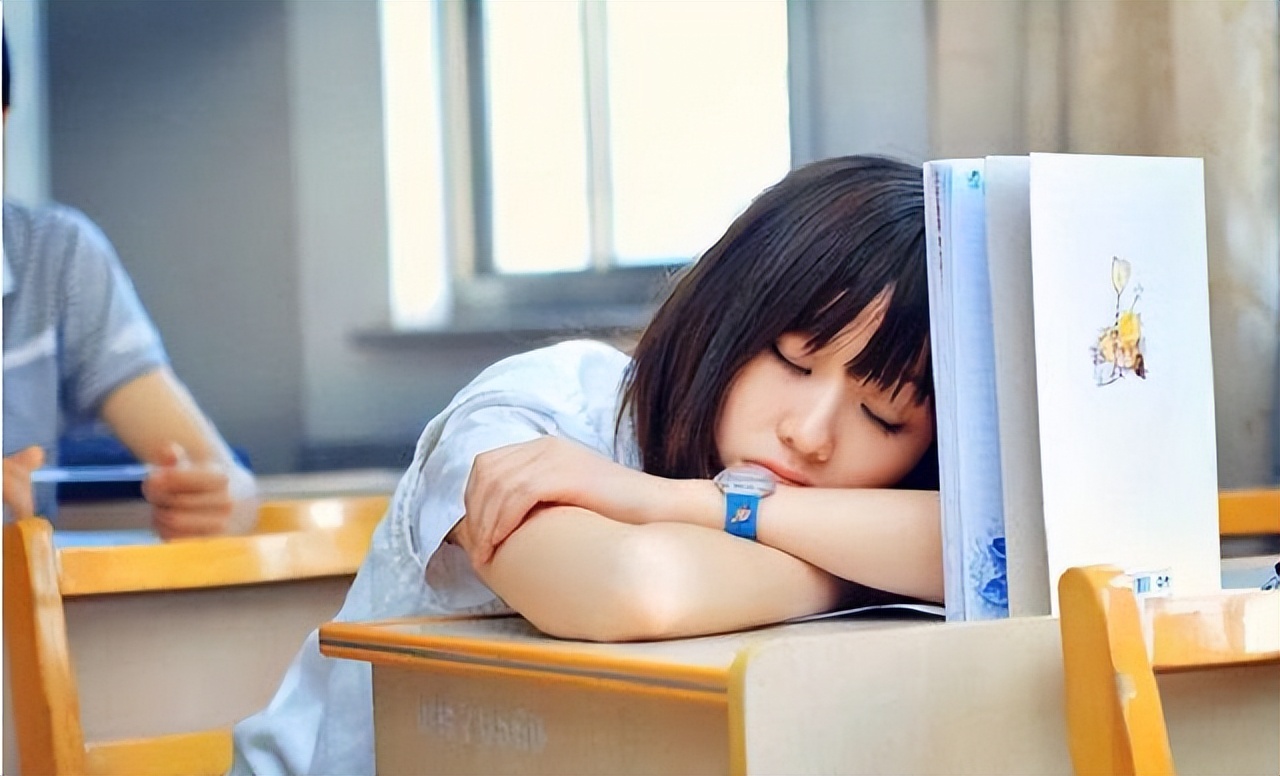 上学时不小心吞了同桌的口水,男孩发现女同桌在课堂上吃零食