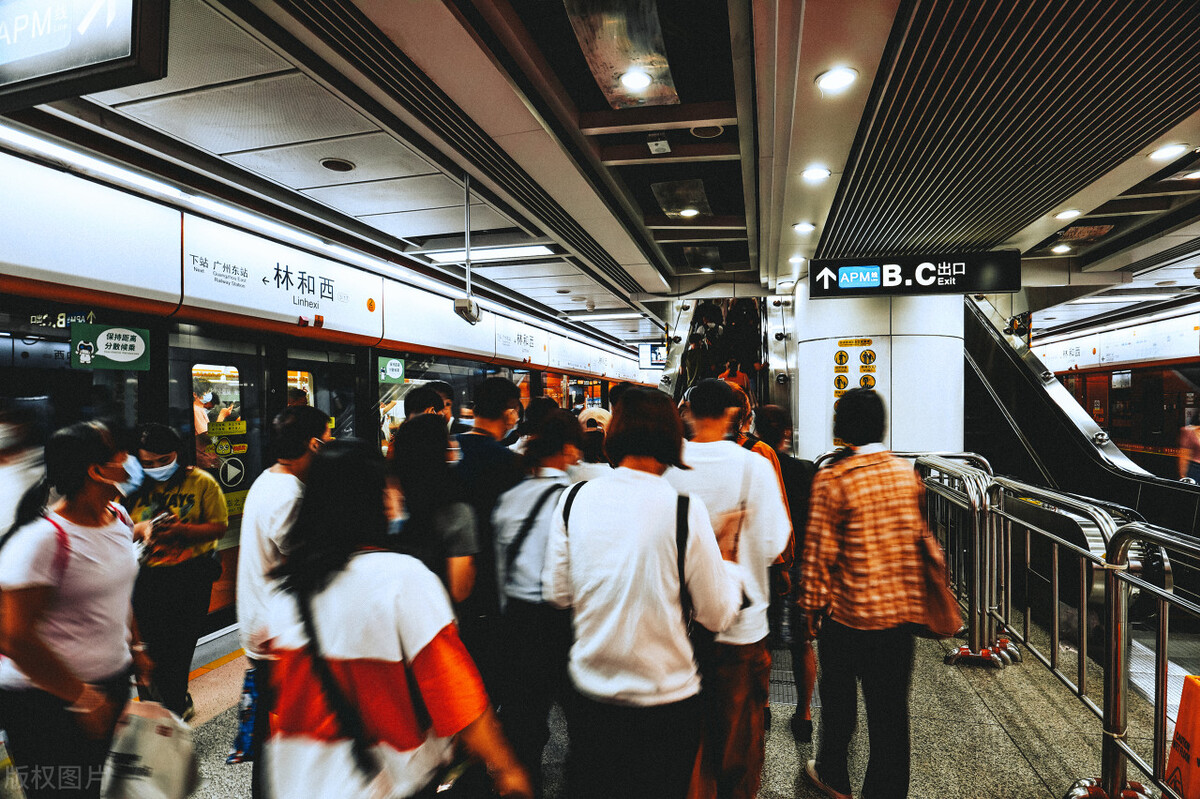 北京地铁站两位女子在打架,北京地铁女子和两老人打架