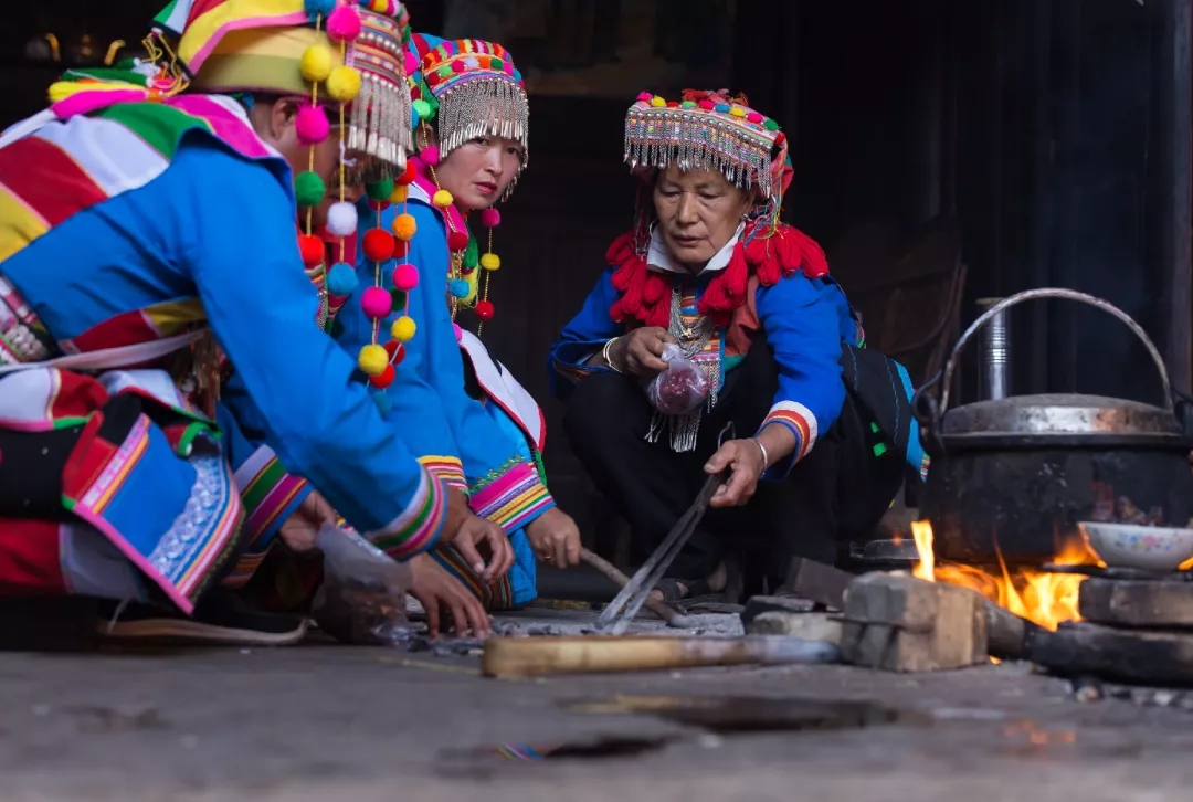 云南傈僳族上刀山下火海的场景,敢上刀山下火海的傈僳族