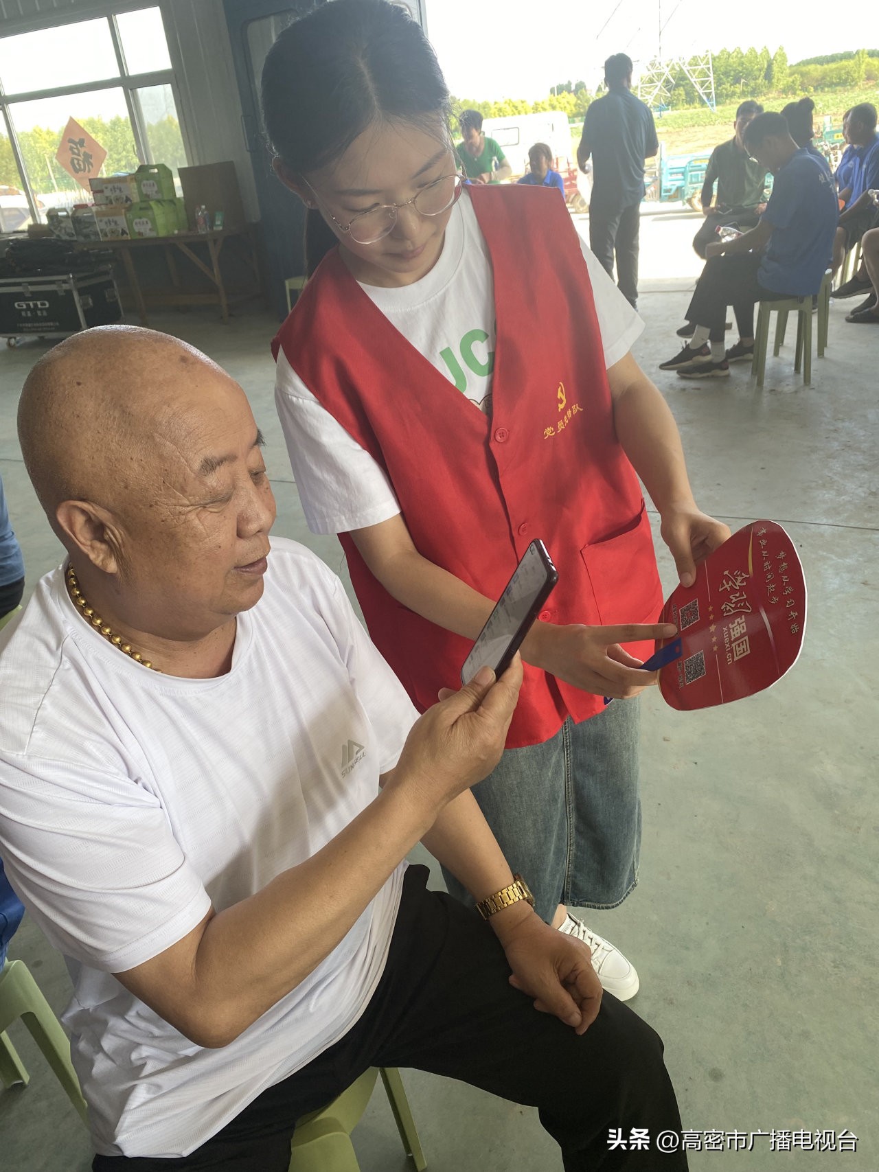 高密市咸家社区：走进万亩良田种植基地，开展“学习强国”线下推广活动