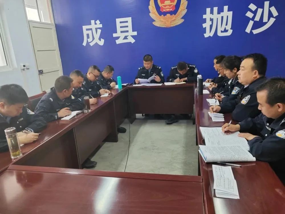 户政窗口周末开辟“学生*证办**”专场【三分钟速览成县公安动态】