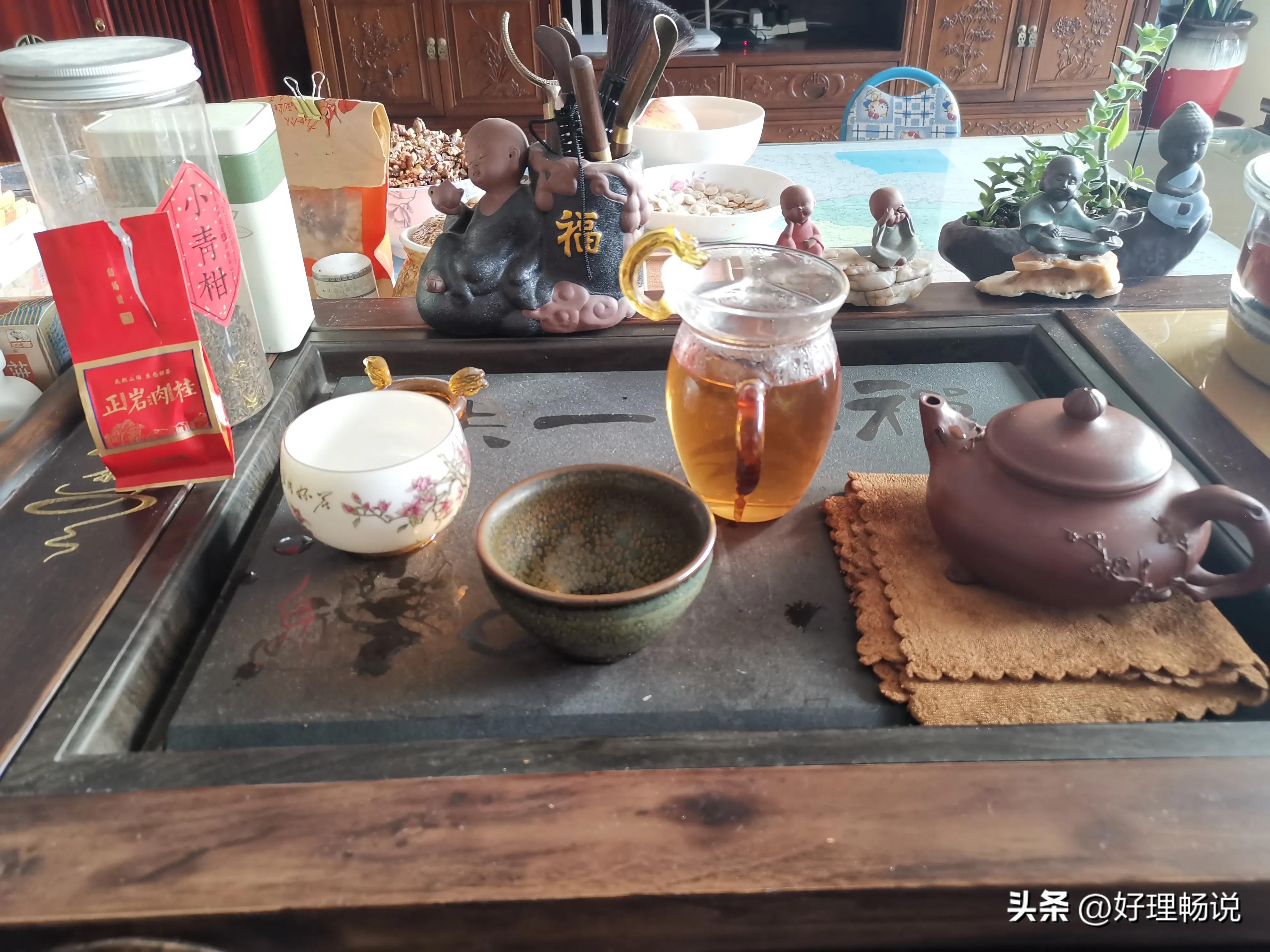 雪地上的喜鹊开饭了！喜欢出游的人们有新期待了！