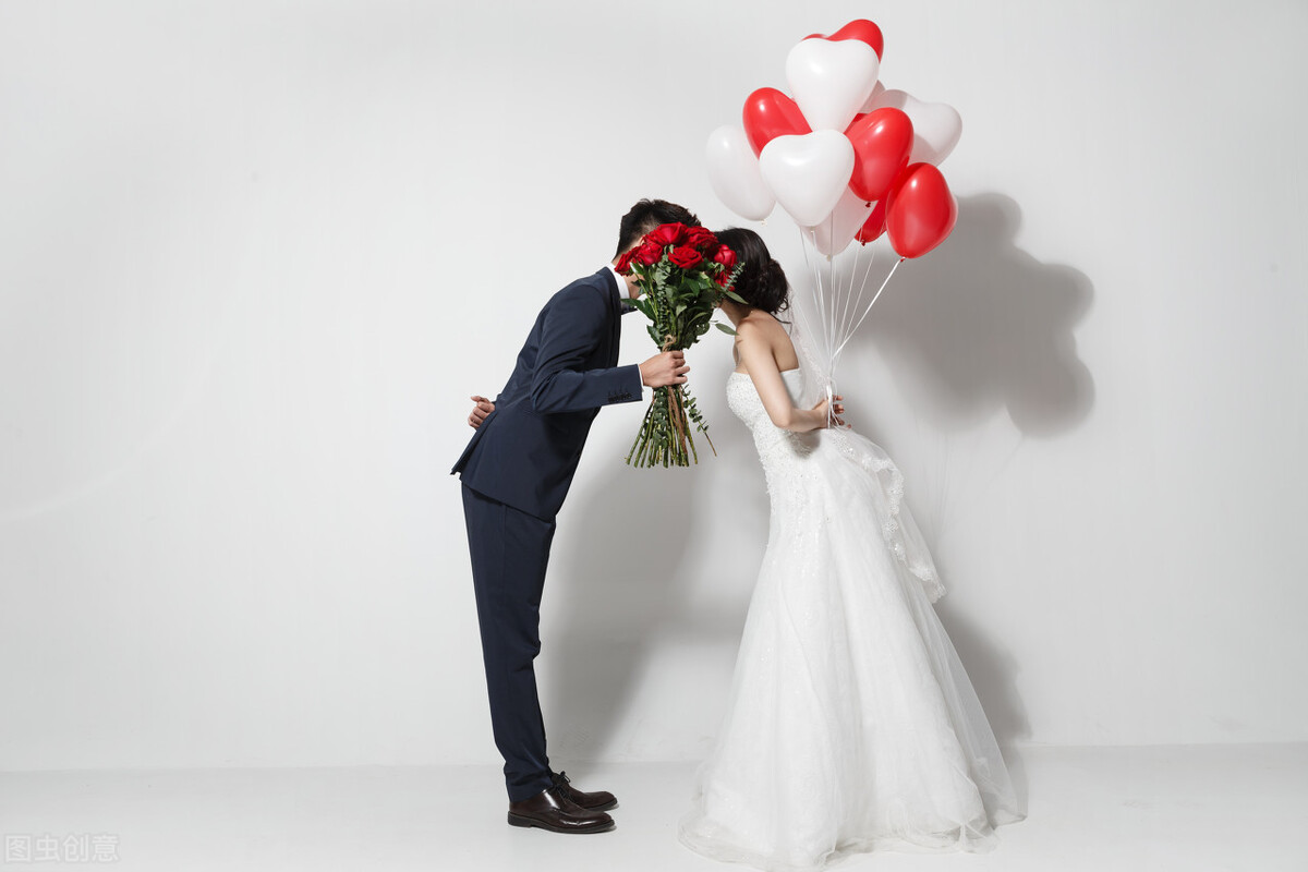 在亲吻中，你们的男票们手都在干嘛？