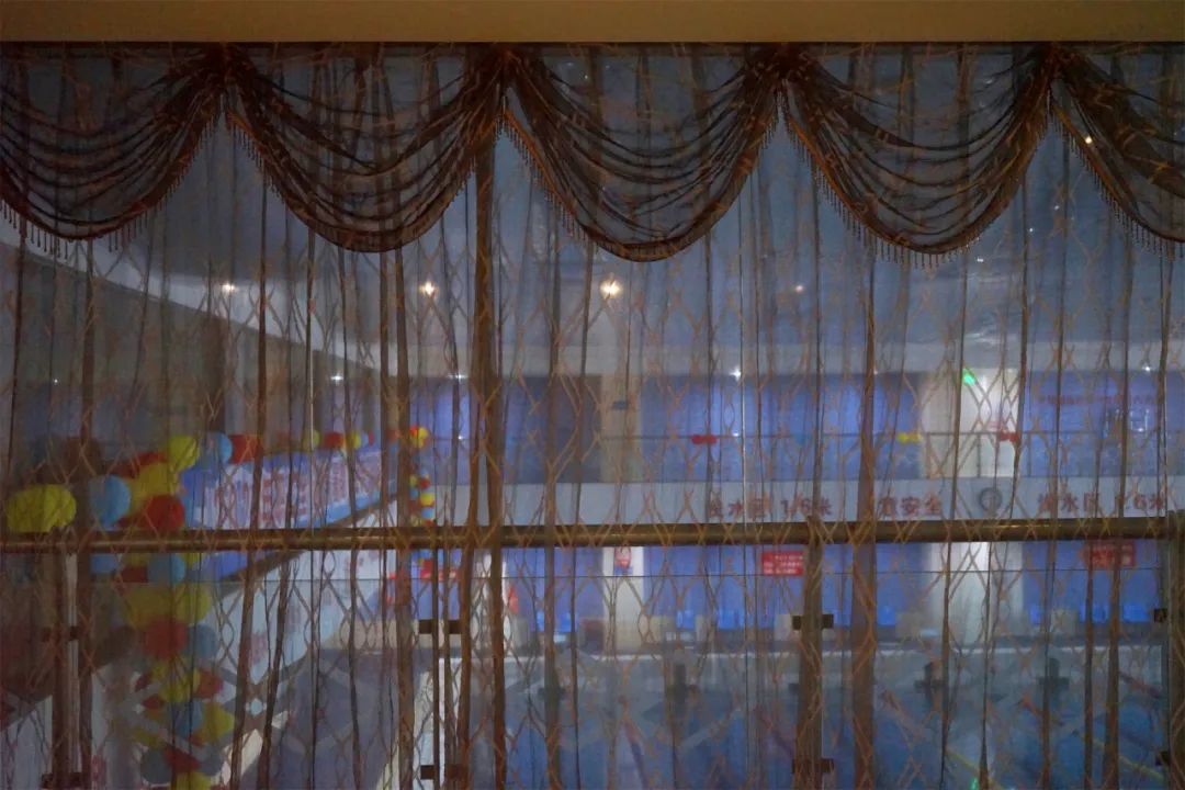 穿越五块石的百米窄巷，打开铁半城的光