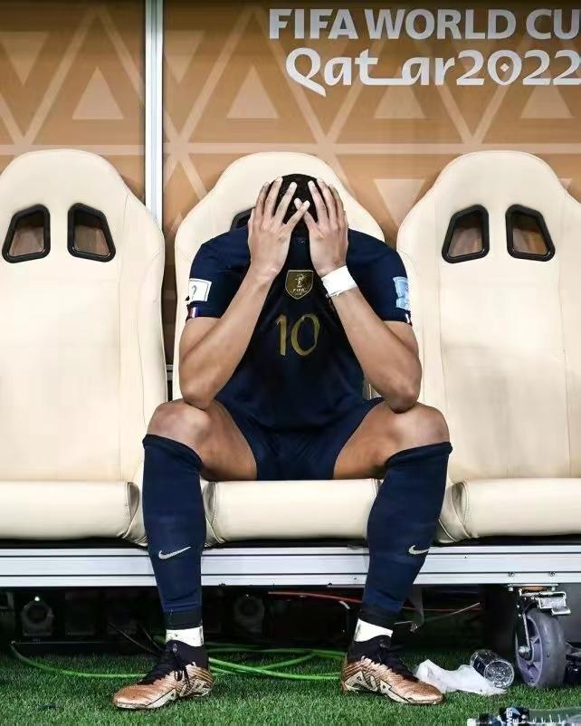 世界杯颁奖的空姐,中国空姐见证梅西颁奖