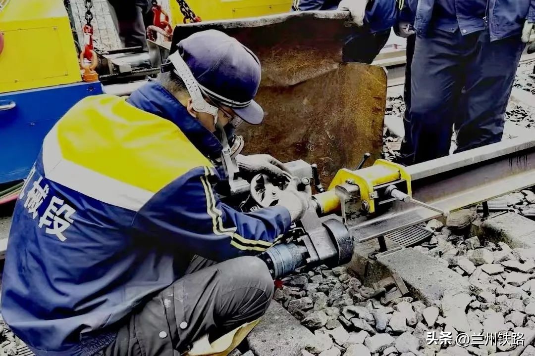 火车车轨怎么焊接,机械焊接铁轨