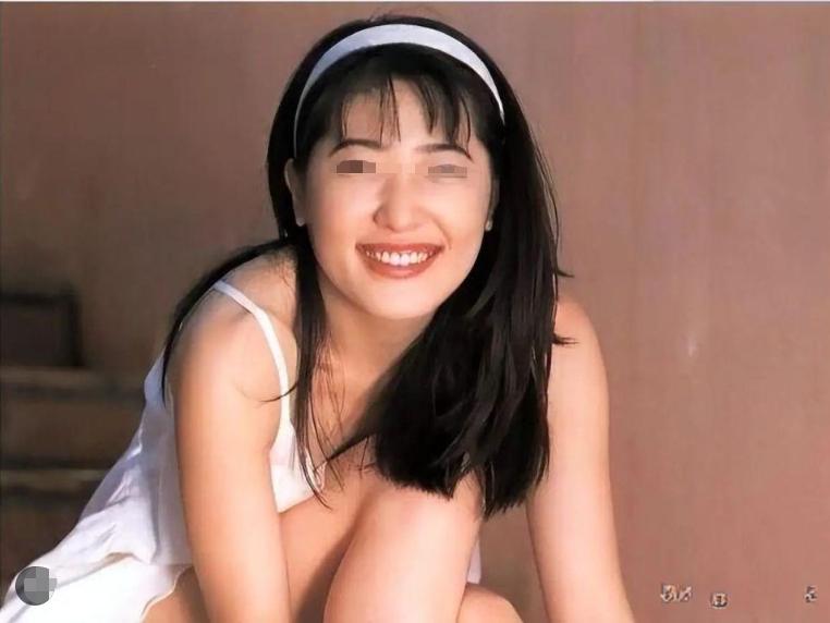 消失十几年19岁下海当*星艳**、酒局捏爆假胸34D变32A，上岸卖拉面？