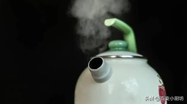 早晨第一杯水怎样喝才是正确的,清晨起床第一杯水喝多少合适