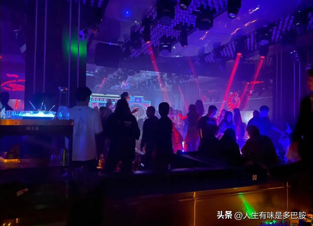 新手去酒吧如何跟女孩互动,如何在酒馆里被人搭讪