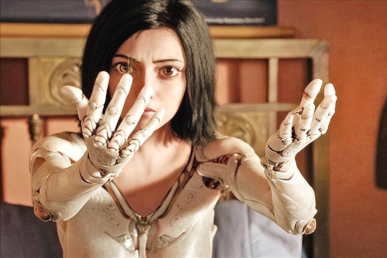 影片中的捏造故事，是艺术品的创作本质，从而实现“自然”