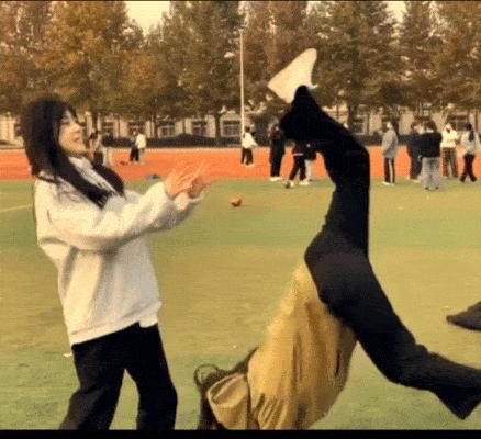 女生在公共场合故意让你难堪,现在的女生一点自知之明都没有