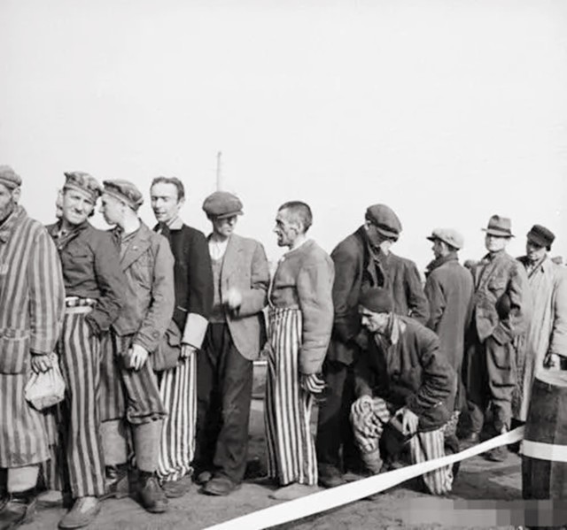 纳粹处决犹太人，两天枪毙三万多人，行刑前还拍照留念