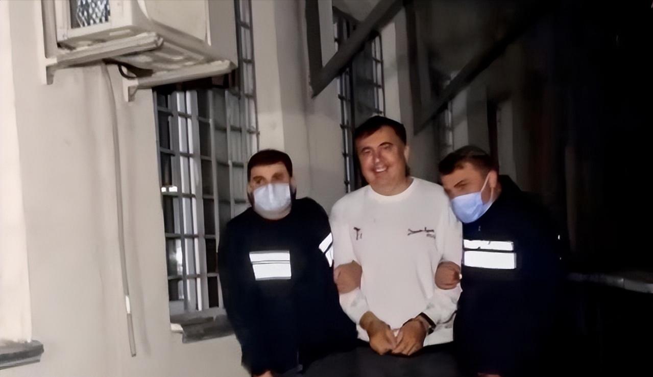 2008年那个敢和普京开战的总统，后来成为流浪汉，偶尔被母亲接济