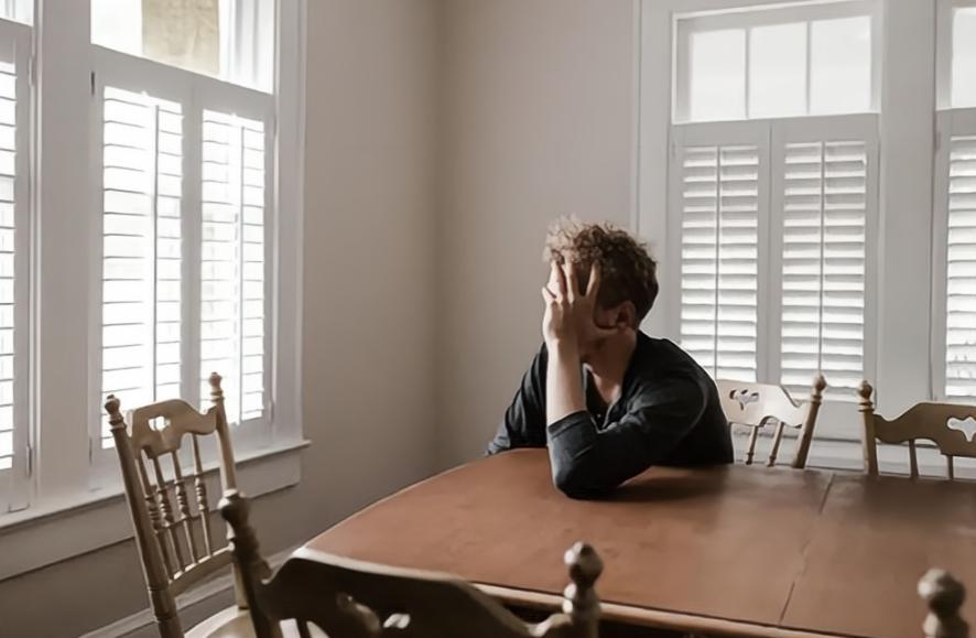 00后为什么摆烂啃老的现象严重,大学生毕业后摆烂啃老现状