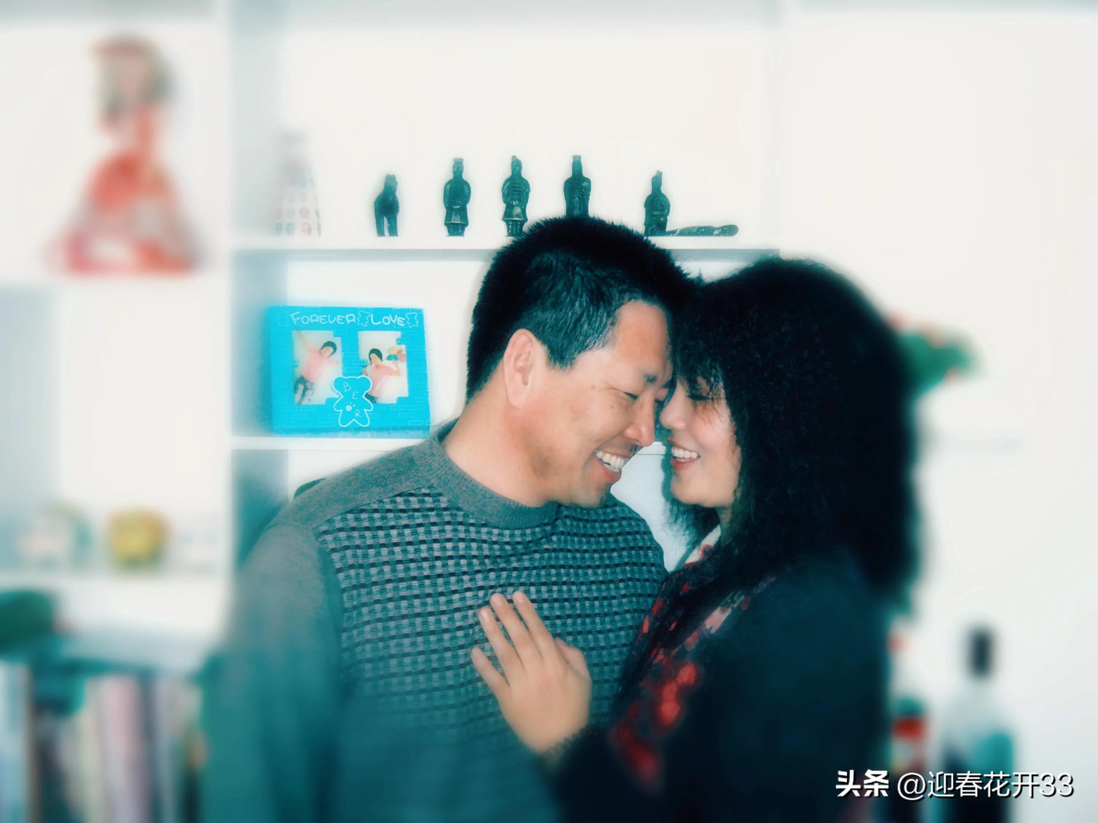 瘦弱老公去当搬运工，只为给我买生日礼物。手表里的玫瑰只有我懂