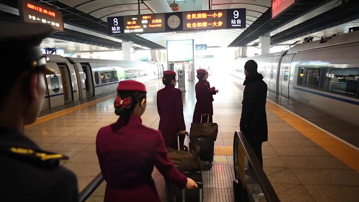 高铁乘务员月薪是多少上几天班,高铁乘务员工资月薪多少钱