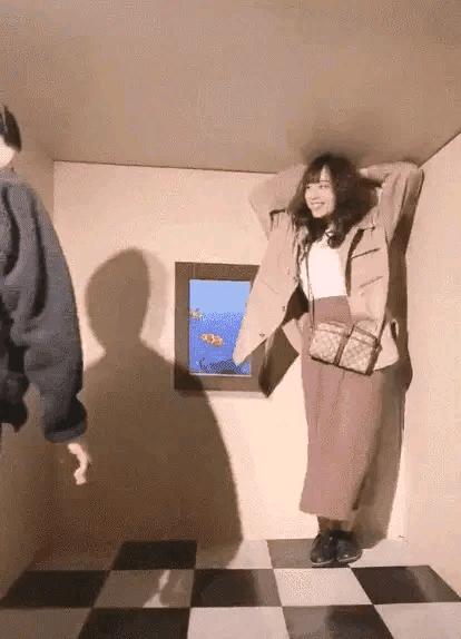 “是小蛇出了轨，还是青蛙劈了腿？”这是现实版的美杜莎？哈哈