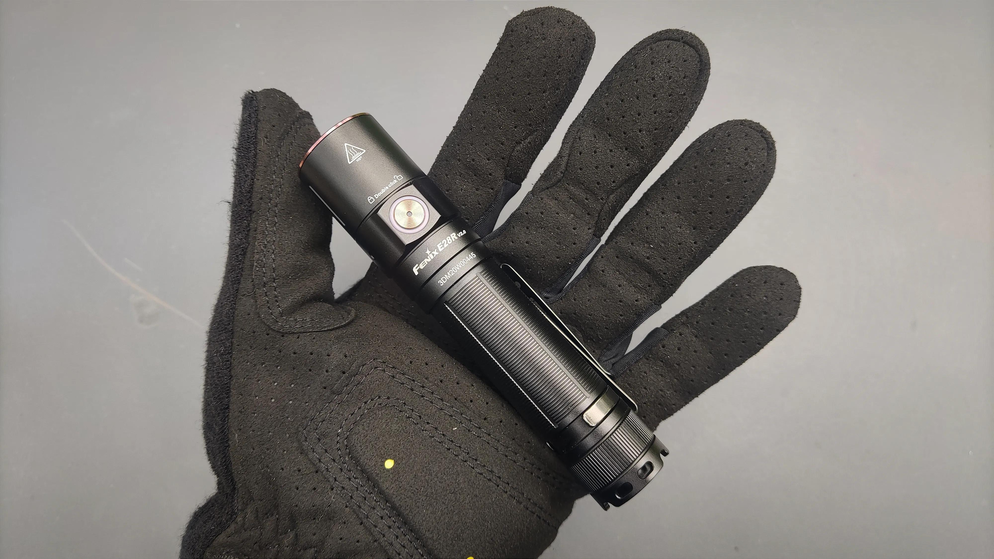 经典新升级，全能EDC便携直充小直——菲尼克斯E28Rv2.0手电评测