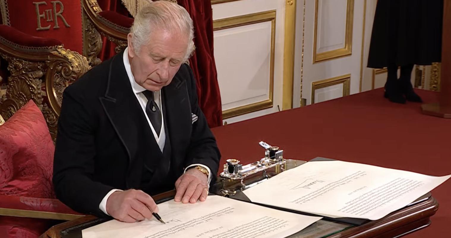 查尔斯退出皇室了,查尔斯最终得到什么处罚