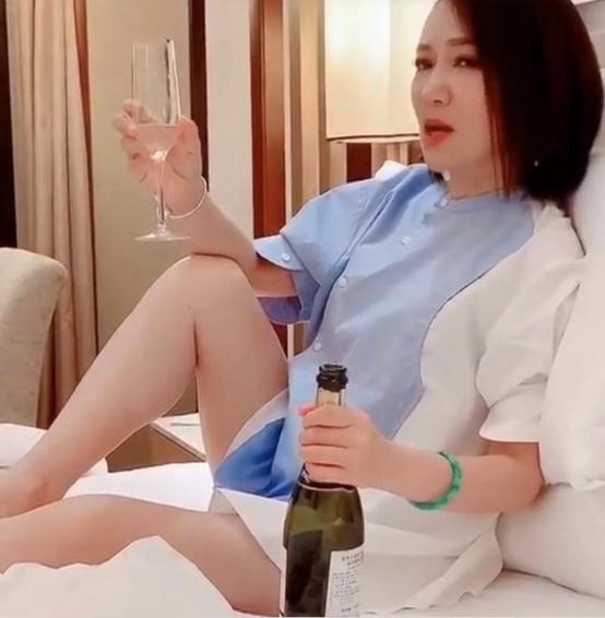 周艳泓的红裙图片,周艳泓惊艳写真图片