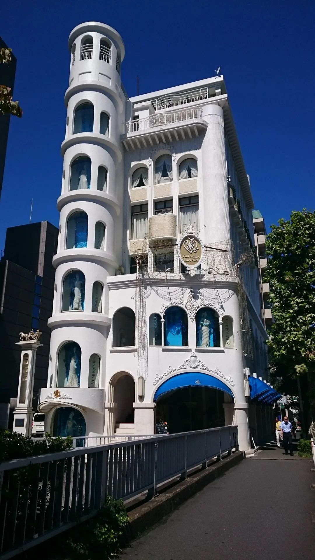 亚洲婚纱女王杀进内娱，女星们集体坐不住了