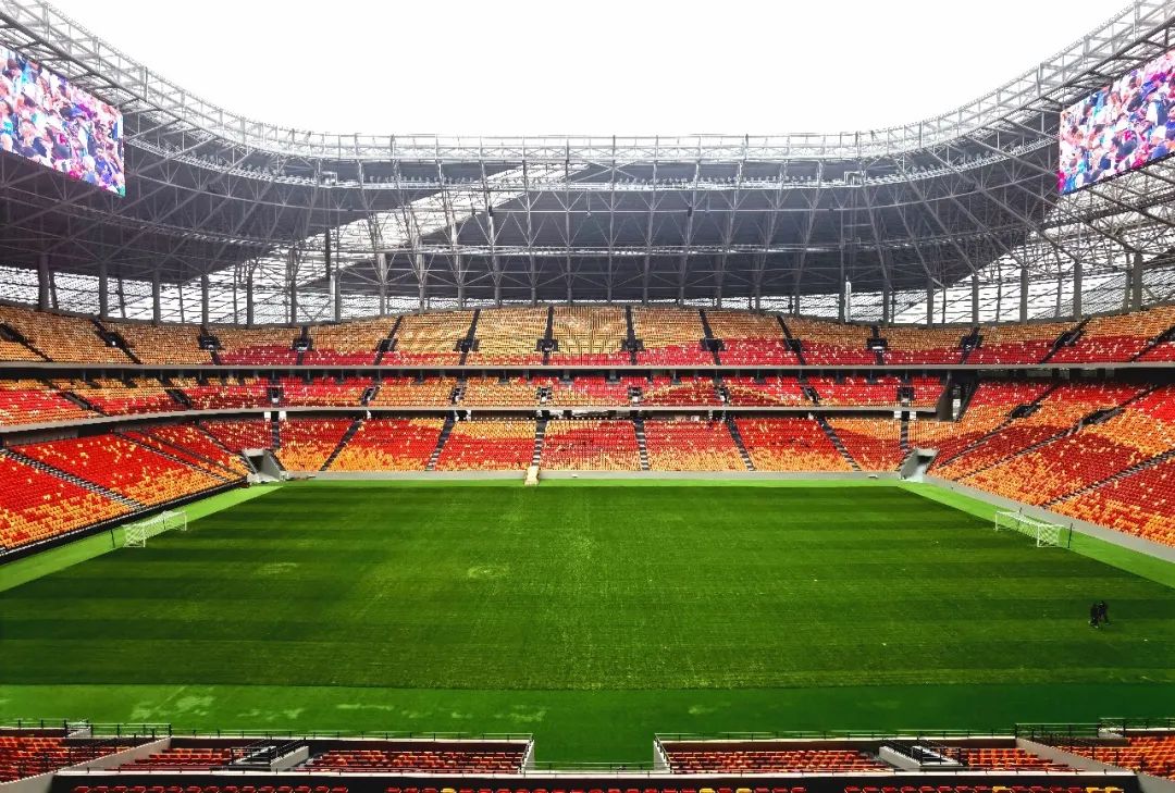 重庆龙兴足球场和凤凰山足球场,凤凰足球场与龙兴足球场