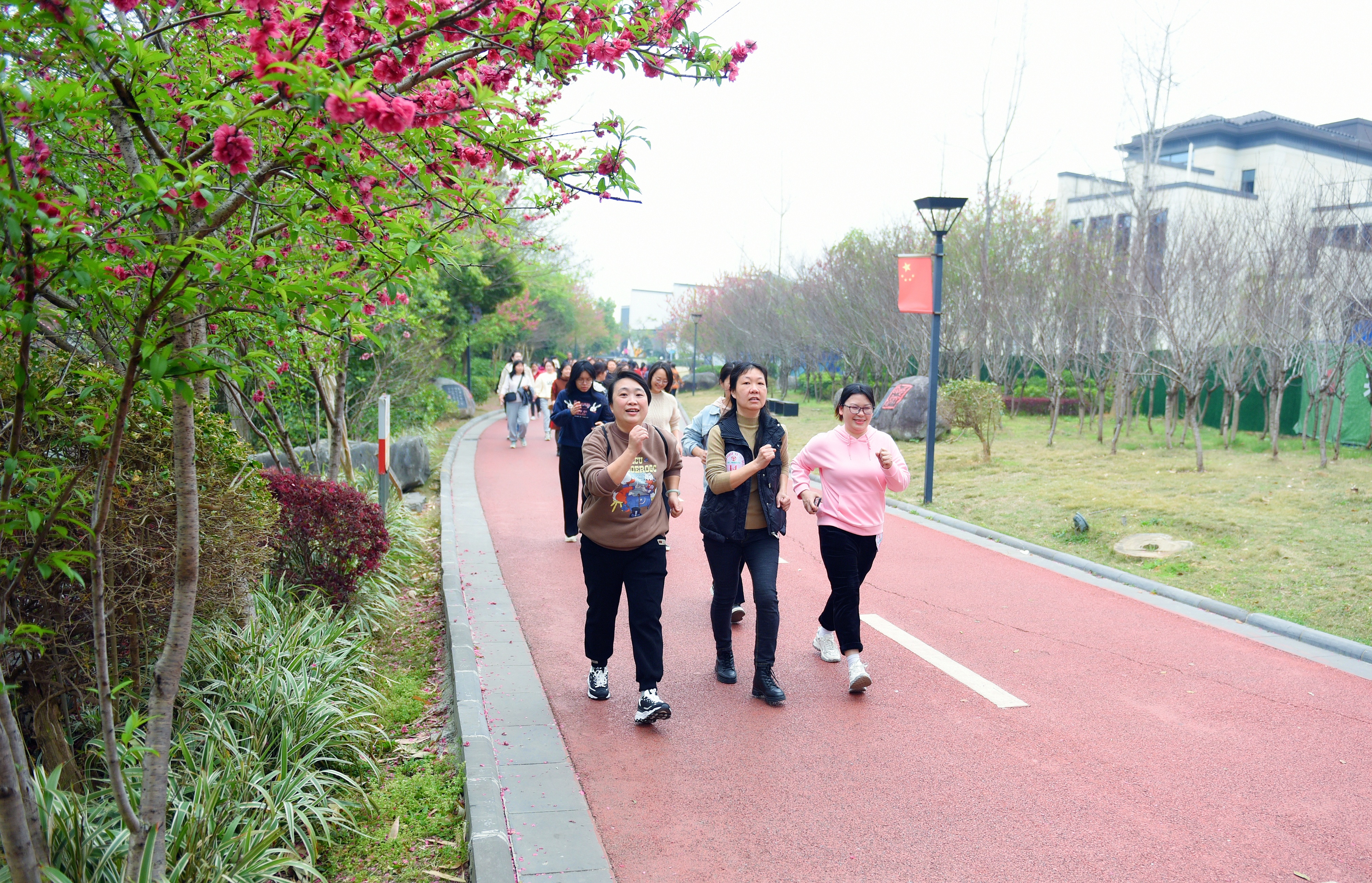 美女们嗨翻了！桂林市秀峰区举行庆祝“三八”国际妇女节巾帼·秀峰健康竞步走活动