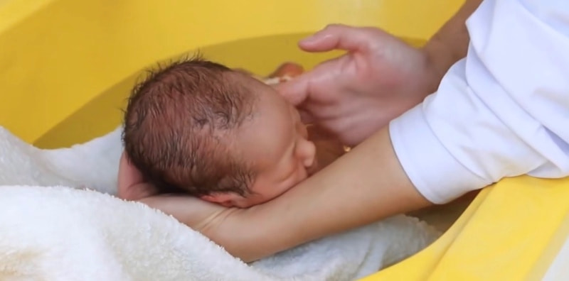 肚脐未掉新生儿洗澡的正确方法,刚刚出生的宝宝洗澡的正确方法