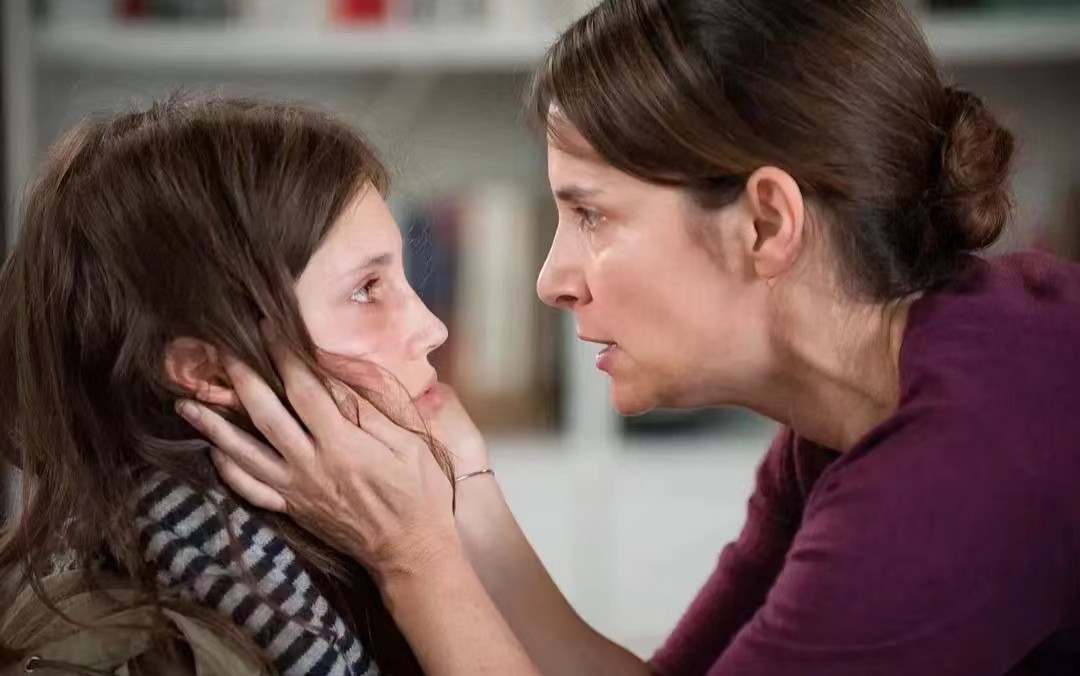 法国影片《花容月貌》以超现实的手法表达了什么？