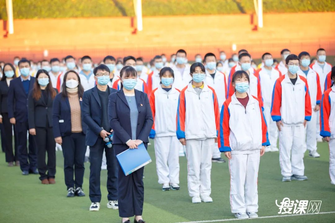 3000多名师生传递国旗为祖国庆生,开学典礼百人传旗