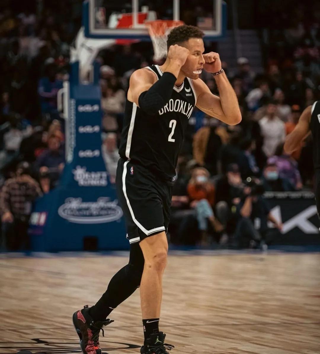 格里芬拿着活塞球衣,格里芬入选nba