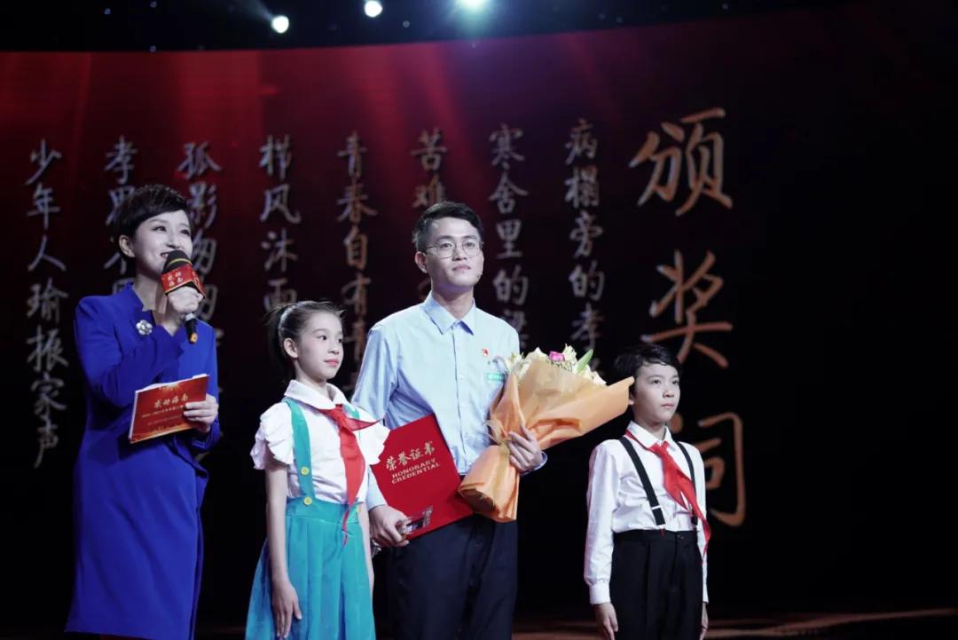 满满的感动夜空中最亮的星朗诵,满满的感动特别暖心