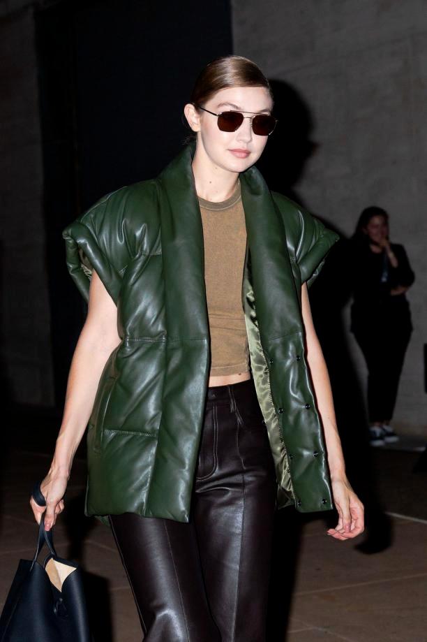 秋日马甲穿搭的n种,春天咖色格子针织马甲怎么搭配