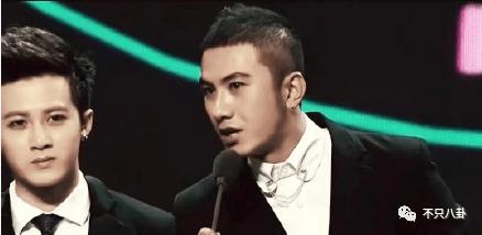 好甜，她嫁给自己的漫画主人公啦