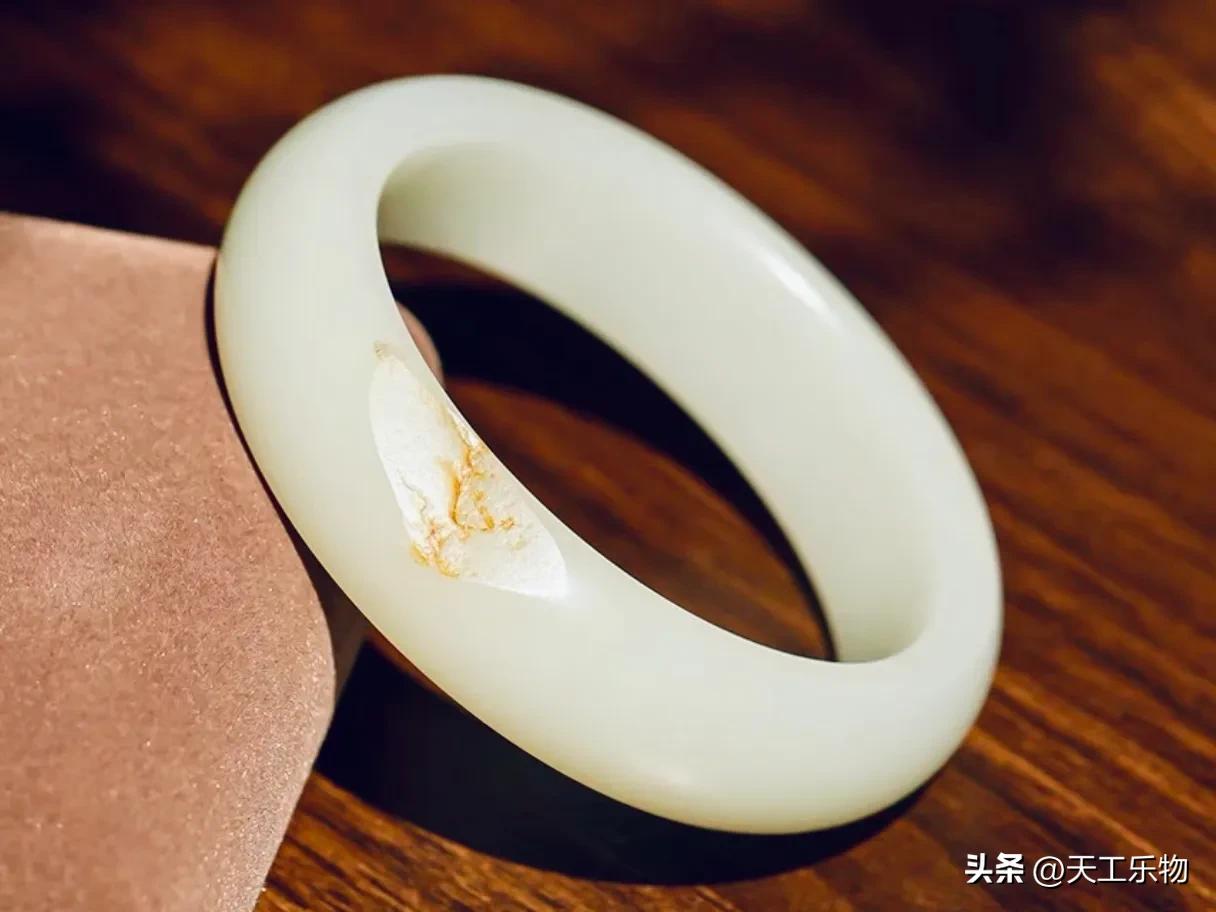 和田玉肉眼看有很多棉的手镯好吗,玉器店有玉手镯卖吗