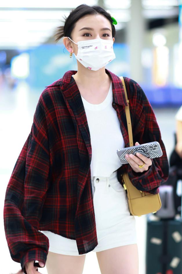 宋祖儿戴老年发夹,宋祖儿黑色长裙亮相长发长发夹