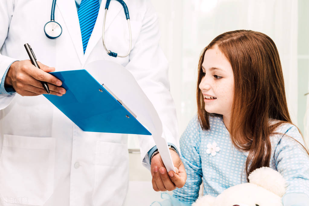 女子来医院送礼,诊室怎么送礼