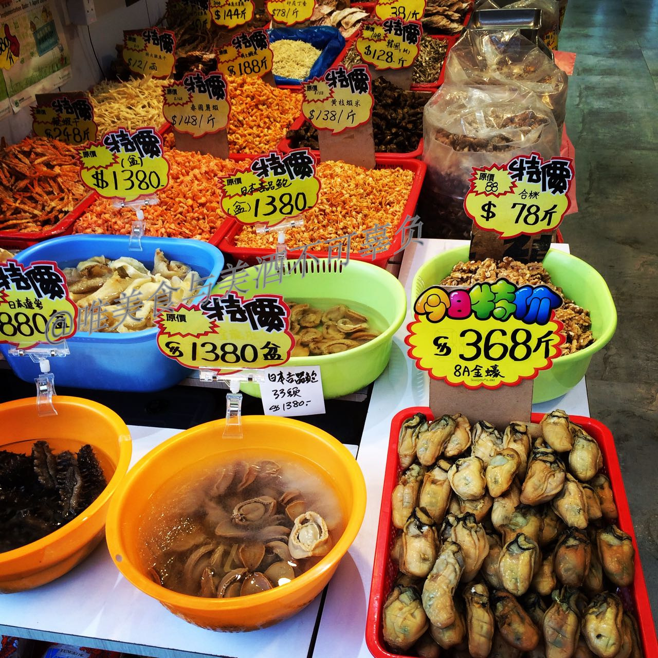 逛香港街市，买蔬菜生鲜，还有美味烧腊、蚝豉干贝，以及人间烟火