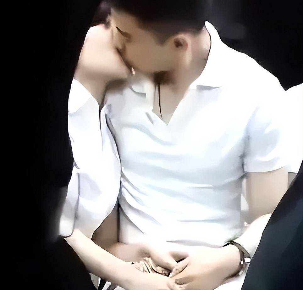 地铁里,情侣激情亲吻、摸胸,女子郁闷地闭上眼睛,场面有点尖锐