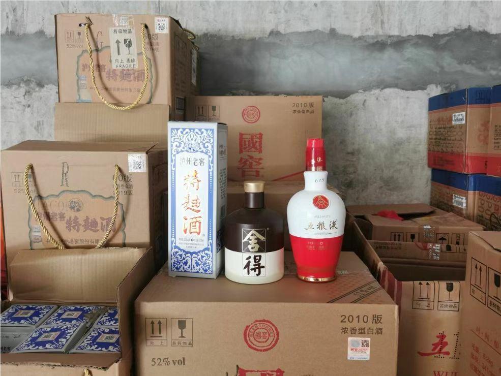 民警顺藤摸瓜捣毁制假窝点,警方抓捕顺藤摸瓜