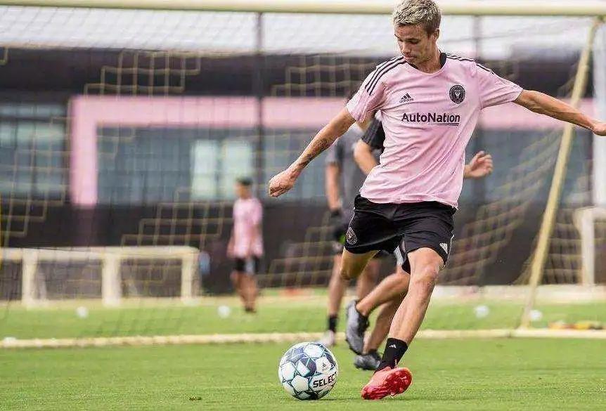 贝克汉姆现今共有几个孩子,贝克汉姆小七长残