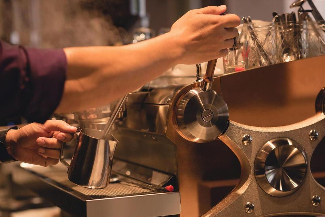 咖啡萃取后手柄里咖啡有水,萃取出来的咖啡液加开水还是冷水